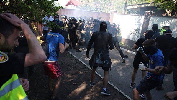 Столкновения радикалов с правоохранителями возле дома Сергея Левочкина