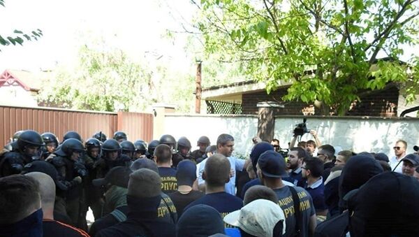 Столкновения радикалов с правоохранителями возле дома Сергея Левочкина