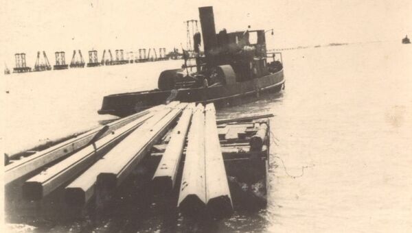 Доставка свай моста через Керченский пролив к месту забивки на понтонах. 1944 год
