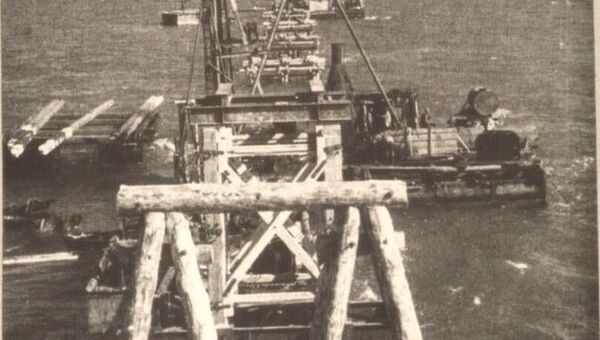 Забивка металлических свай моста через Керченский пролив  плавучими копрами. 1944 год