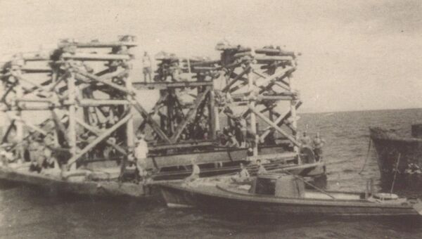 Установка металлического каркаса на месте расположения опоры моста через Керченский пролив. 1944 год