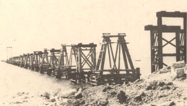Установленные блоки промежуточных опор моста через Керченский пролив. 1944 год