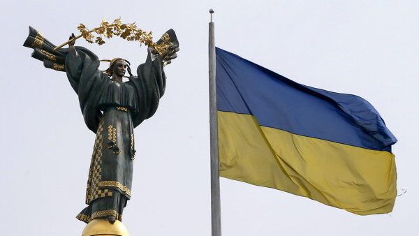 Флаг Украины и монумент независимости в Киеве. Архивное фото