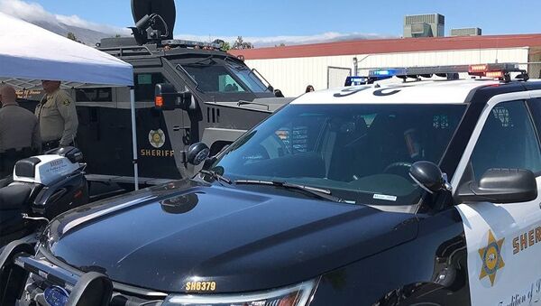 Автомобиль полиции у школы Highland High School в городе Палмдейл, Калифорния