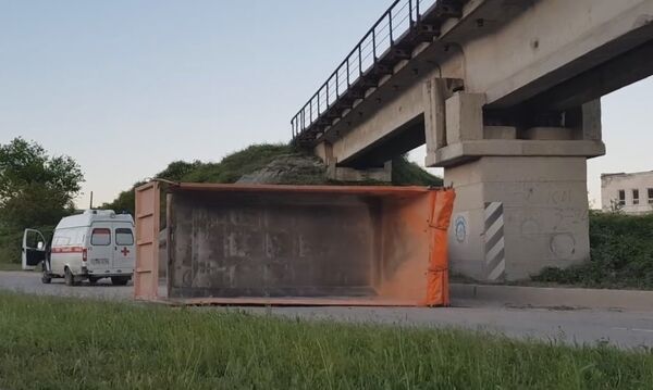 КамАЗ опрокинулся после удара о мост в районе Инкермана КамАЗ опрокинулся после удара о мост в районе Инкермана