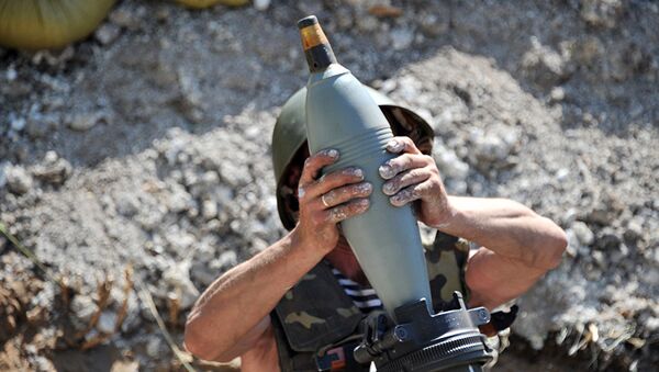 Военнослужащий украинской армии готовится к стрельбе из миномета. Архивное фото