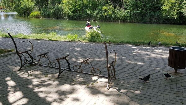 В парке им. Гагарина в Симферополе вандалы сломали новые скамейки
