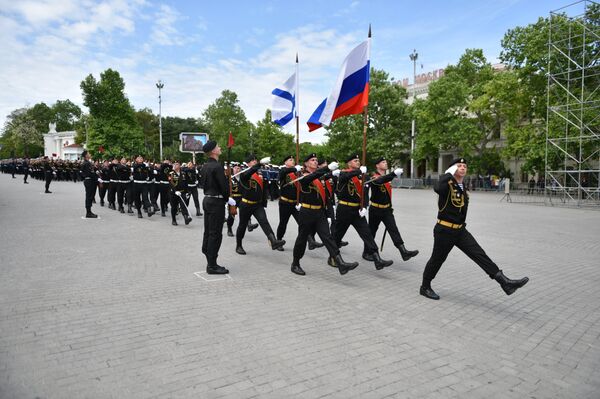 Моряки-черноморцы на площади Нахимова в Севастополе прошли праздничным построением в честь 235-летия Черноморского флота Моряки-черноморцы на площади Нахимова в Севастополе прошли праздничным построением в честь 235-летия Черноморского флота