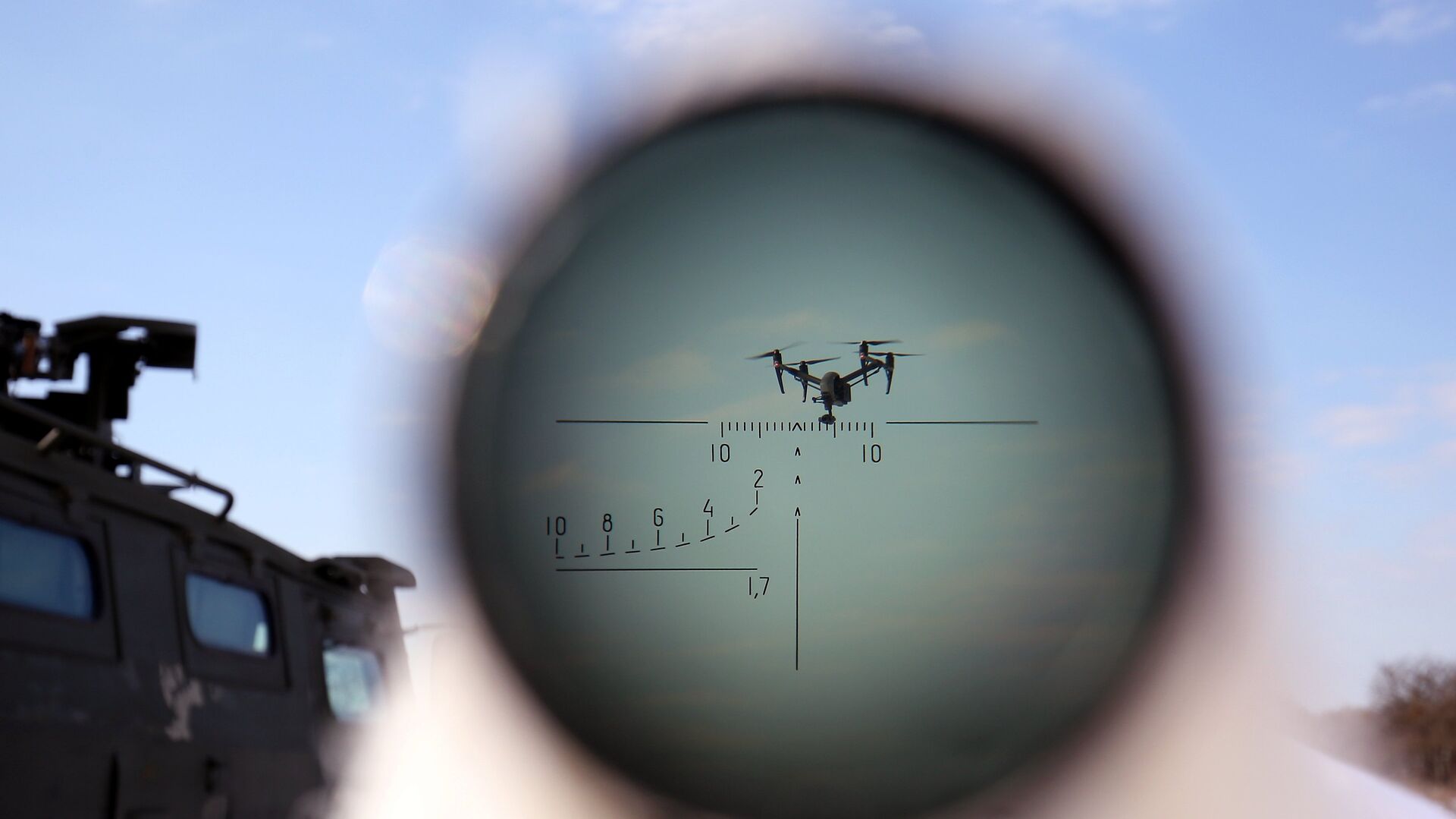 БПЛА через оптический прицел, за которым во время учений по борьбе с воздушными целями наблюдает военнослужащий - РИА Новости, 1920, 04.11.2022