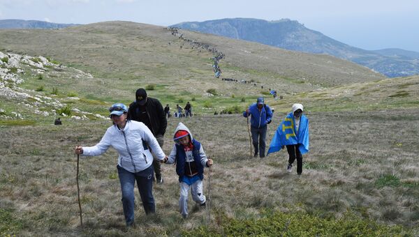 Участники траурного восхождения на гору Чатыр-Даг