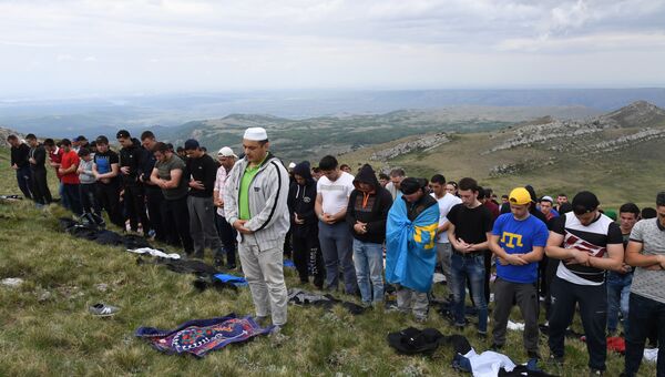 Участники траурного восхождения на гору Чатыр-Даг совершили намаз на вершине