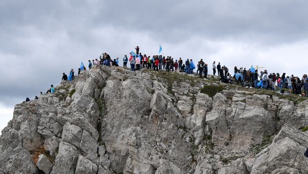 Участники траурного восхождения на гору Чатыр-Даг на вершине