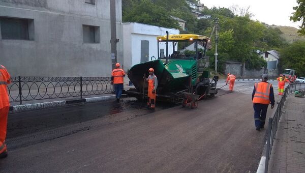 Строители уложили асфальт на проблемном участке дороги по улице Котовского в Севастополе