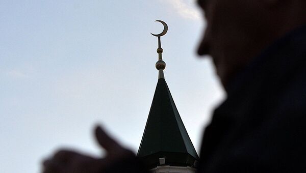Верующий у мечети