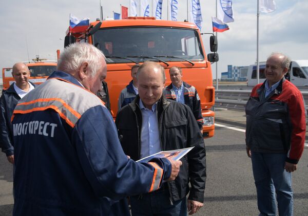Президент РФ Владимир Путин во время беседы на нулевом километре со строителями Крымского моста во время торжественной церемонии открытия автодорожной части транспортного перехода через Керченский пролив. 15 мая 2018 Президент РФ Владимир Путин во время беседы на нулевом километре со строителями Крымского моста во время торжественной церемонии открытия автодорожной части транспортного перехода через Керченский пролив. 15 мая 2018