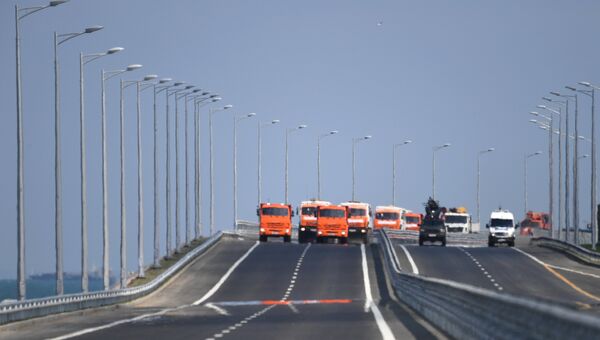 Колонна строительной техники во время проезда по автодорожной части Крымского моста на торжественной церемонии открытия транспортного перехода. 15 мая 2018