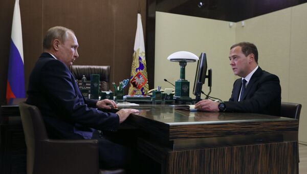 Президент РФ Владимир Путин и председатель правительства РФ Дмитрий Медведев во время встречи. 15 мая 2018