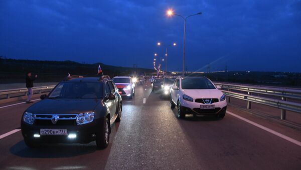 Автомобили в ожидании открытия движения по Крымскому мосту. 16 мая 2018