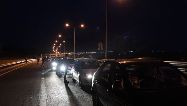 Автомобили в ожидании открытия движения по Крымскому мосту. 16 мая 2018