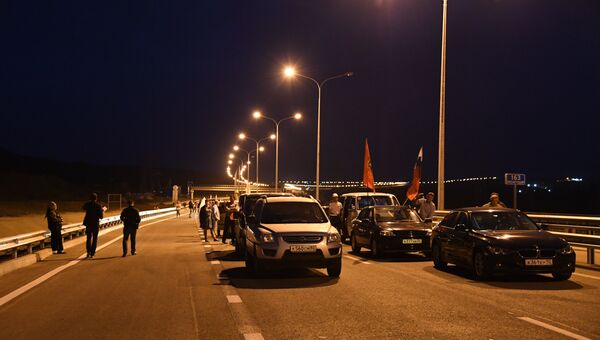 Люди в ожидании открытия движения по Крымскому мосту. 16 мая 2018