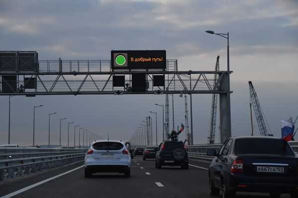 Начало движения автомобилей по Крымскому мосту. 16 мая 2018