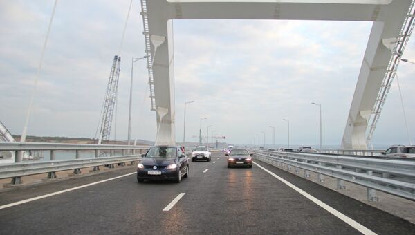 Видео начала движения транспорта по автодорожной части Крымского моста
