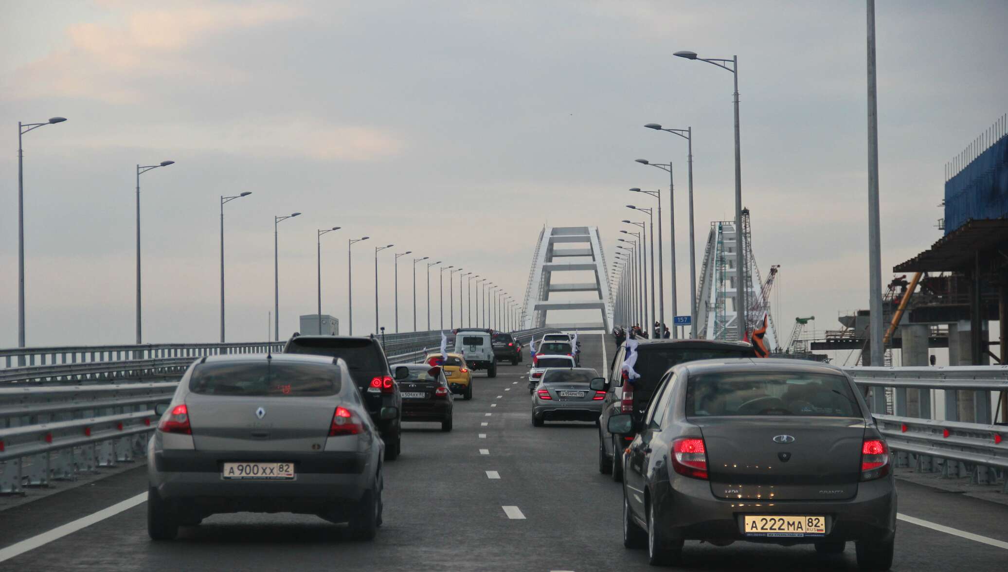 Едем через крымский мост. Машины едут по Крымскому мосту. Машина на Крымском мосту. Ограничение скорости на Крымском мосту. Еду по Крымскому мосту.