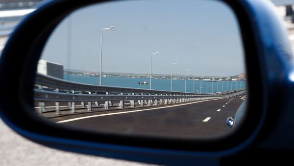 Крымский мост в отражении зеркала автомобиля