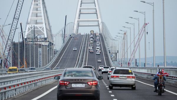 Запуск движения автомобилей по автодорожной части Крымского моста