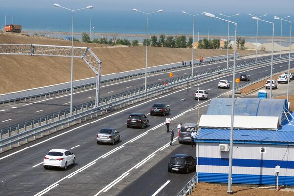 Автомобильное движение по автодорожной части Крымского моста Автомобильное движение по автодорожной части Крымского моста