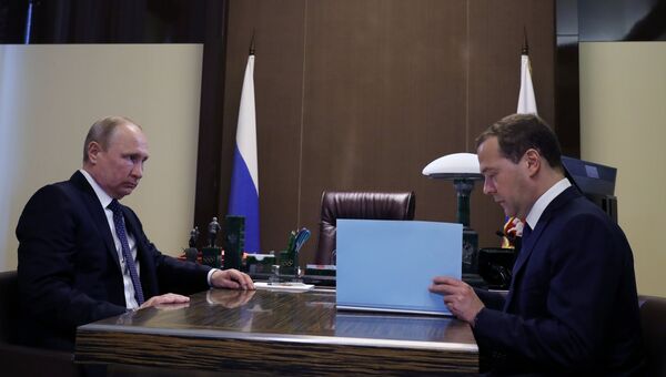 Президент РФ Владимир Путин и председатель правительства РФ Дмитрий Медведев во время встречи в Сочи. 18 мая 2018.