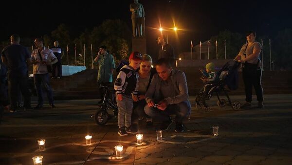 Акция Зажги огонь в своем сердце на площади им. Ленина в Симферополе