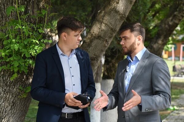 Корреспондент РИА Новости Крым Владислав Сергиенко и глава администрации Бахчисарая Александр Трянов Корреспондент РИА Новости Крым Владислав Сергиенко и глава администрации Бахчисарая Александр Трянов
