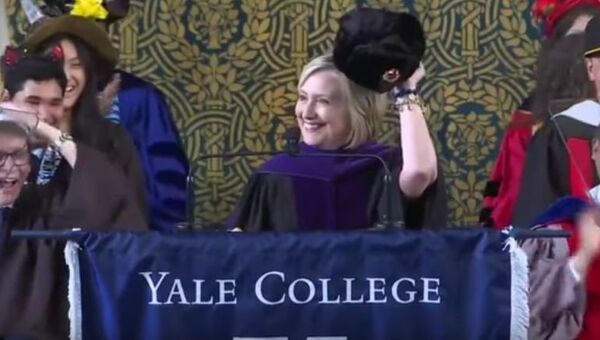 Хиллари Клинтон во время выступления в Йельском университете надела шапку-ушанку