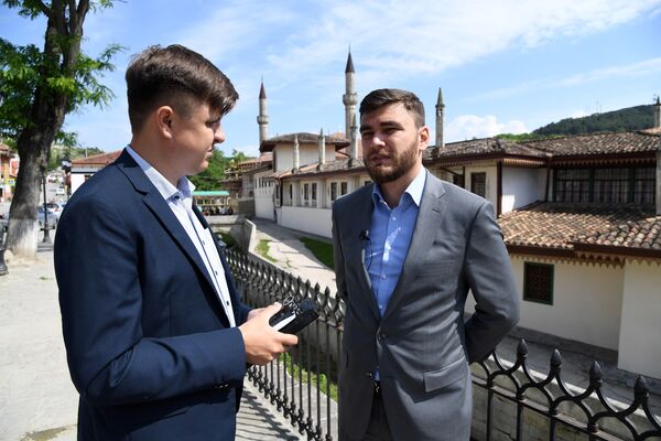 Корреспондент РИА Новости Крым Владислав Сергиенко и глава администрации Бахчисарая Александр Трянов Корреспондент РИА Новости Крым Владислав Сергиенко и глава администрации Бахчисарая Александр Трянов