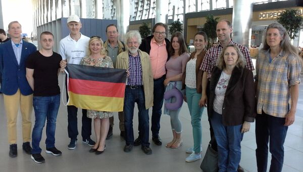 Члены делегации народных дипломатов из Германии с главой Национально-культурной автономии немцев Ялты Натальей Фоминой (на фото с флагом ФРГ)