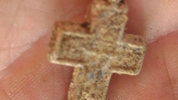 Крест, найденный во время раскопок у горы Окопной (Феодосийский городской округ)