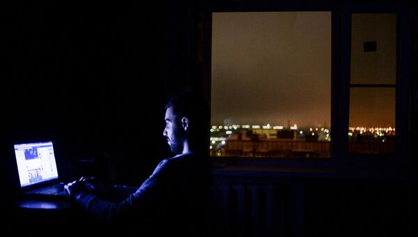 Мужчина ночью сидит за ноутбуком. Архивное фото