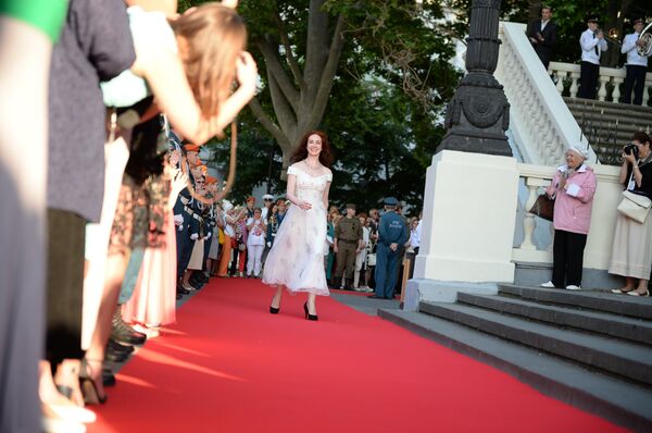 Заслуженная артистка России Анна Большова на красной дорожке в честь открытия международного кинофорума Золотой Витязь в Севастополе