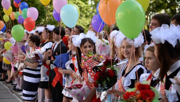 Ученики на торжественной линейке, посвященной последнему звонку в школе №23 в Севастополе