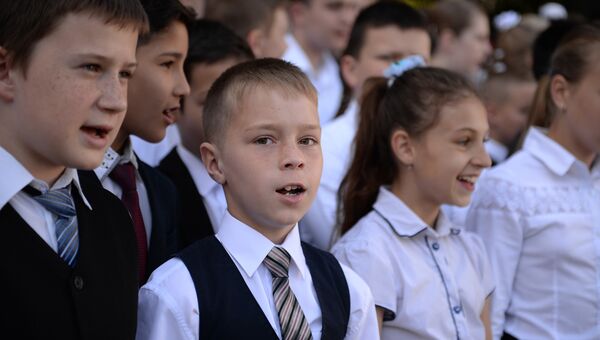 Ученики на торжественной линейке в школе №23 в Севастополе. Архивное фото