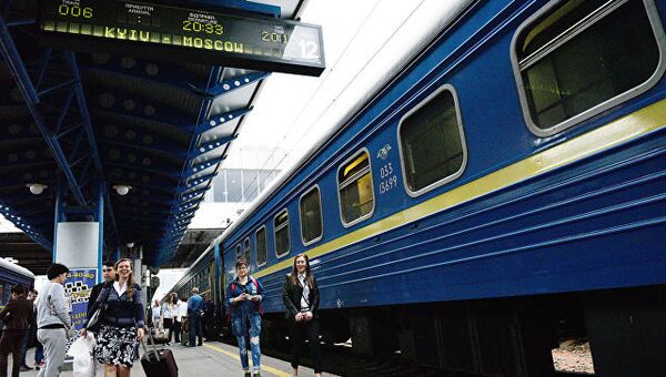 Пассажиры на перроне Центрального железнодорожного вокзала в Киеве