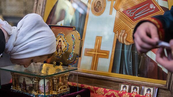 Прихожанка Донского монастыря в Москве у мощей святителя Луки