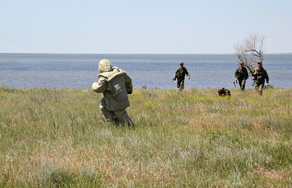 Тренировка по задержанию нарушителя крымскими пограничниками на заставе в северном Крыму Тренировка по задержанию нарушителя крымскими пограничниками на заставе в северном Крыму