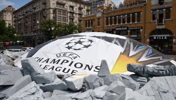 Баннер с символикой Лиги чемпионов УЕФА в Киеве. Архивное фото
