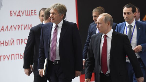 Президент РФ В. Путин и его пресс-секретарь Дмитрий Песков. Архивное фото