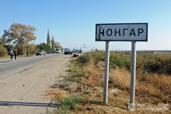 Указатель поселка Чонгар, у которого активисты блокируют автомобильную трассу на границе Украины и Крыма Указатель поселка Чонгар, у которого активисты блокируют автомобильную трассу на границе Украины и Крыма