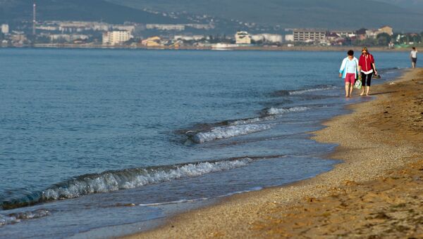 Отдыхающие на побережье Черного моря в районе Золотого пляжа в Феодосии