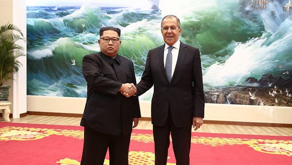 Лидер КНДР Ким Чен Ын и министр иностранных дел РФ Сергей Лавров во время встречи в Пхеньяне. 31 мая 2018
