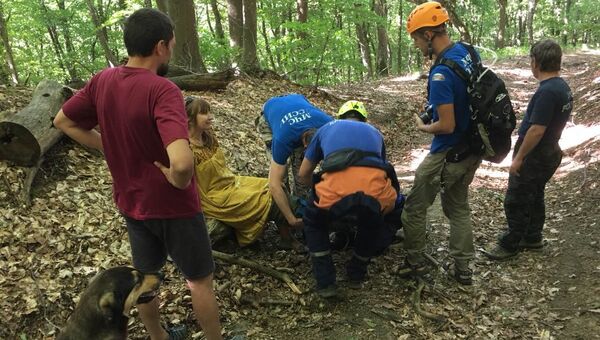 Спасатели помогли крымчанке, сломавшей ногу в горах Крыма